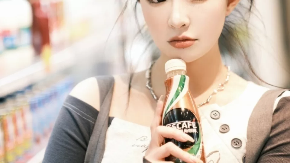 51吃瓜网·AI魔漫改短剧·每日大赛AI视频魔改：货架前的人物观看线索视频封面